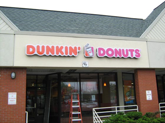 Dunkin Salem Mall Salem MA 011.jpg